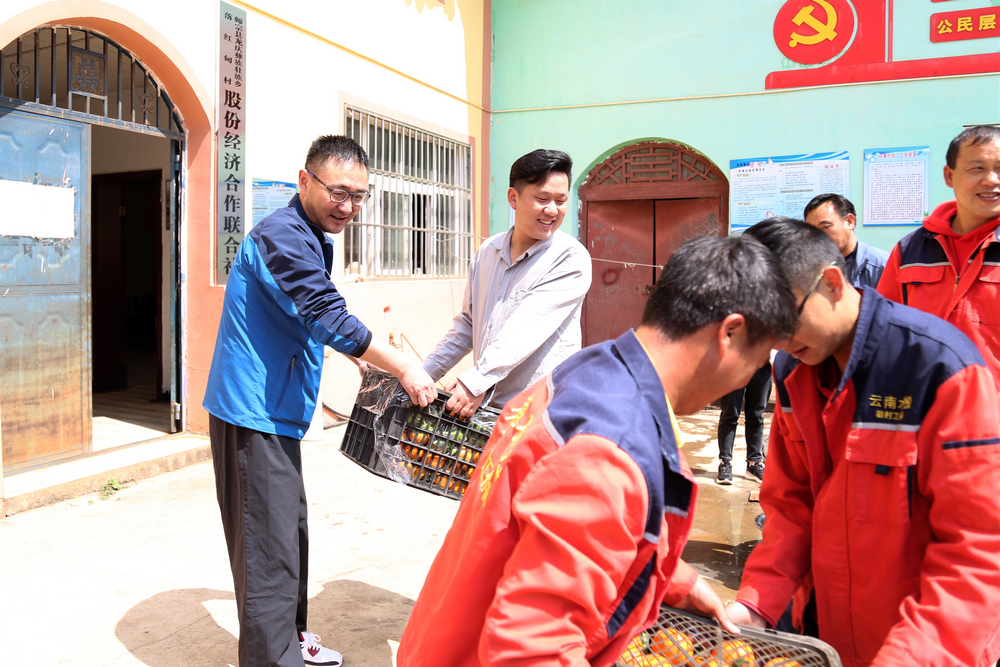 1616753532218644.jpg 看望驻村队 (1).jpg