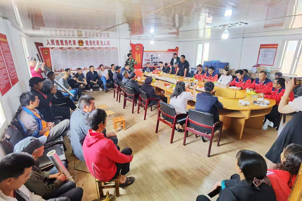 1622208471132826.jpg 落红甸村委会二楼会议室举行欢送仪式.jpg