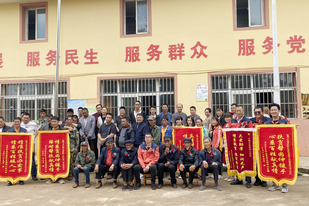 1622208535185165.jpg 老队员与村民合照.jpg